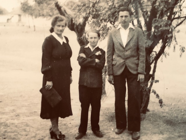 Marta Krowicka with her sons: Franek (in the middle) and Janek in Rhodesia